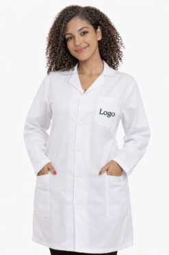 Jaléco Feminino Manga curta Gabardine com 2 bolsos e Bordado no Bolso