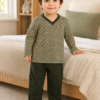 Pijama longo para meninos em algodão, com gola v — Verde oliva estampado — foto A
