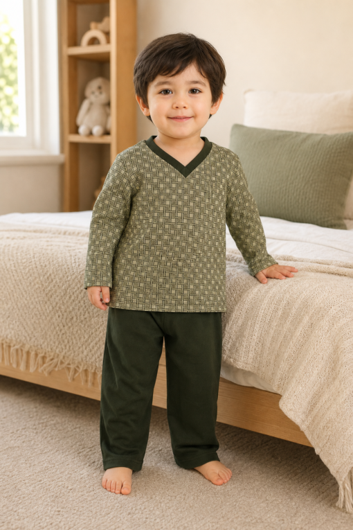 Pijama longo para meninos em algodão, com gola v — Verde oliva estampado — foto A
