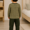 Pijama longo para meninos em algodão, com gola v — Verde oliva estampado — foto C