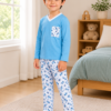 Pijama longo para meninos em algodão, com gola v — Azul claro e branco - carros — foto D