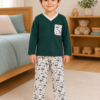 Pijama longo para meninos em algodão, com gola v — Verde escuro e branco - coqueiros — foto A